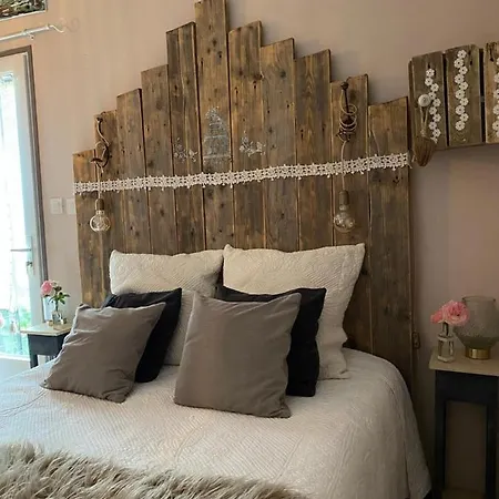 Oda ve Kahvaltı La Maison Du Bonheur 3km Le Pal 3*