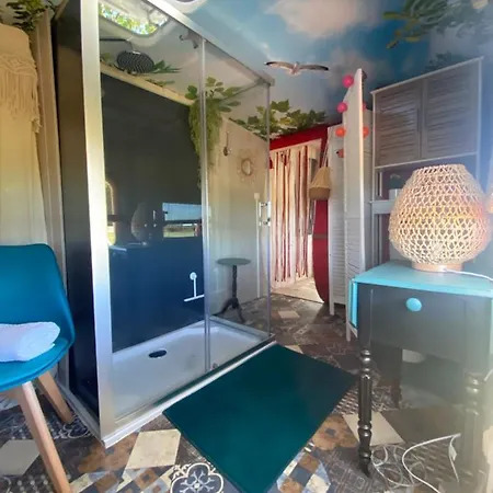 La Maison Du Bonheur 3km Le Pal Oda ve Kahvaltı 3*